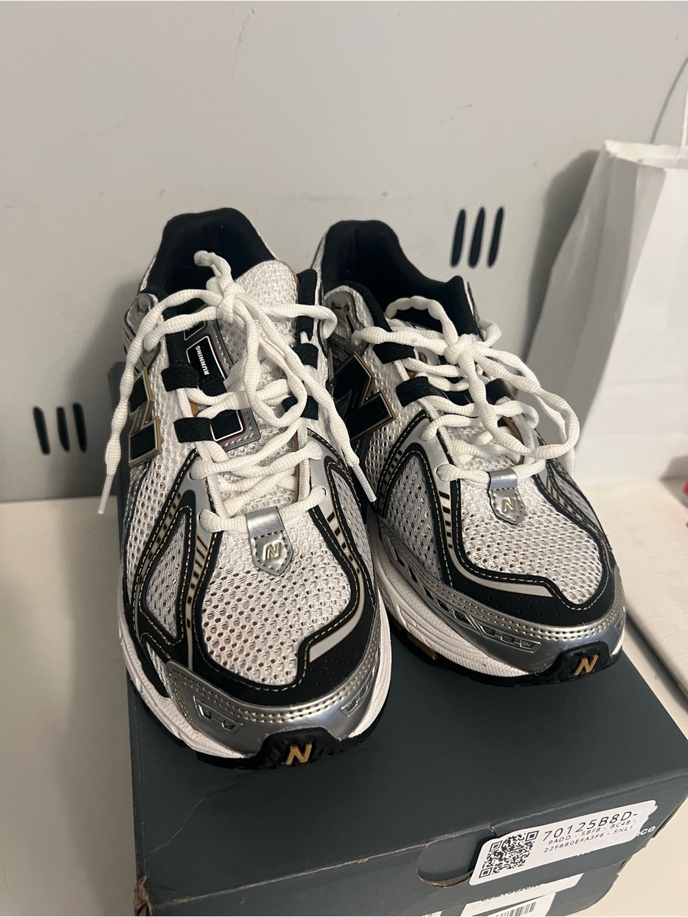 New Balance 1906R
White Metallic Gold - Picture 2 of 6